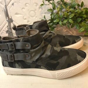TC Poster Camouflage High-Top Women's Sneakers Super Cute Buckle Detailing 6.5 M